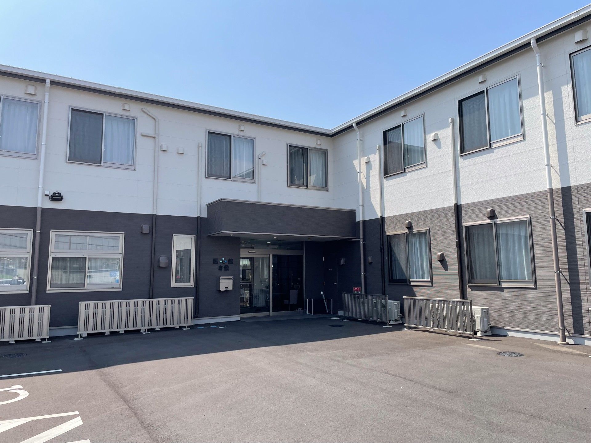 落ち着いた外観の建物