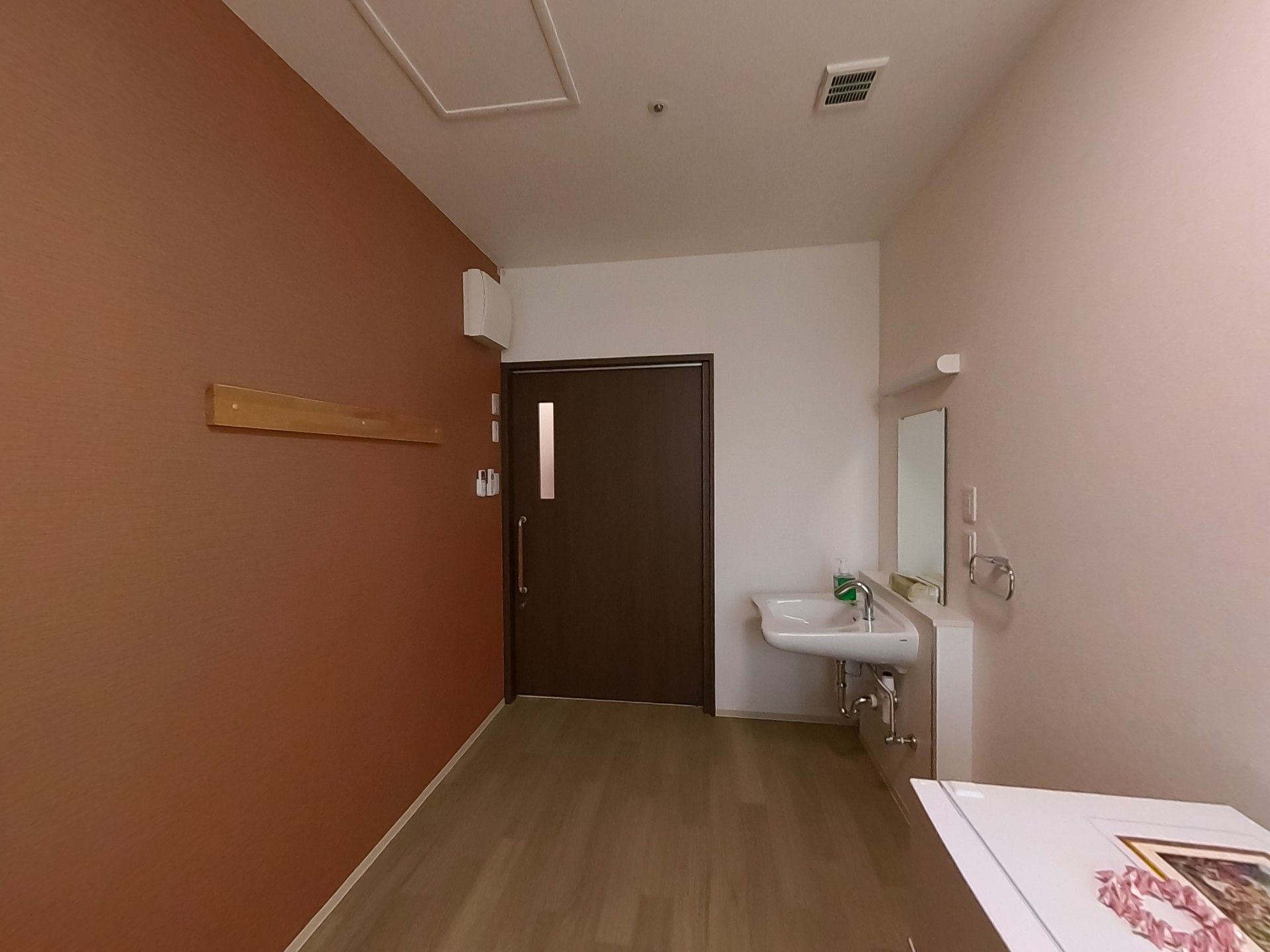 落ち着いた色合いの部屋