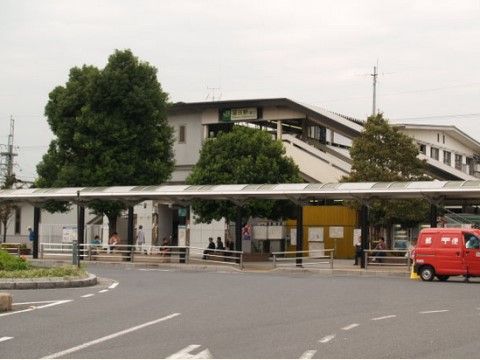 最寄りの駅が本施設近くにある。駅前には車のロータリーがあり、とても広く雨よけもあるので待ち合わせに便利である。