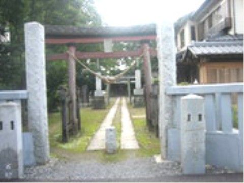 地元の方から親しまれている神社が本施設の近くにある。お願い事をしたり境内を散歩したりすることができる。