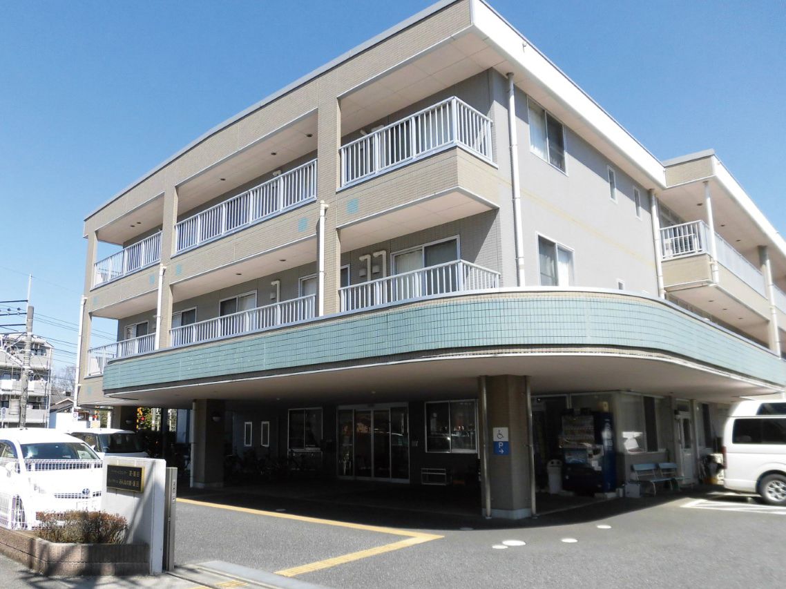 上品な暖色を使った直線的なデザインが特徴の３階建て施設