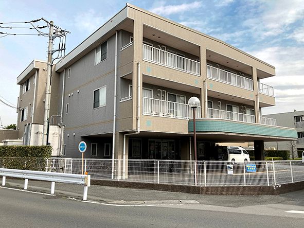 3階建てのコンクリート製の建物で、一般のマンションのような外観である。各居室にはベランダが設置されている。