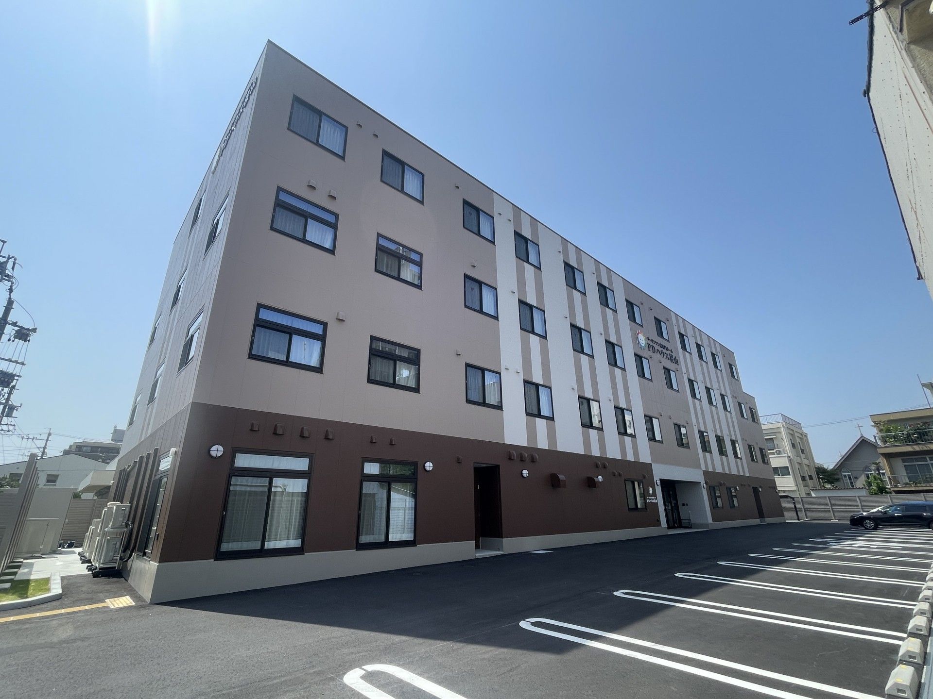 駐車場のある建物外観