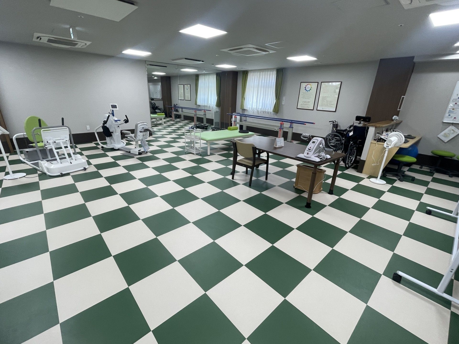 リハビリ用具が並ぶ部屋