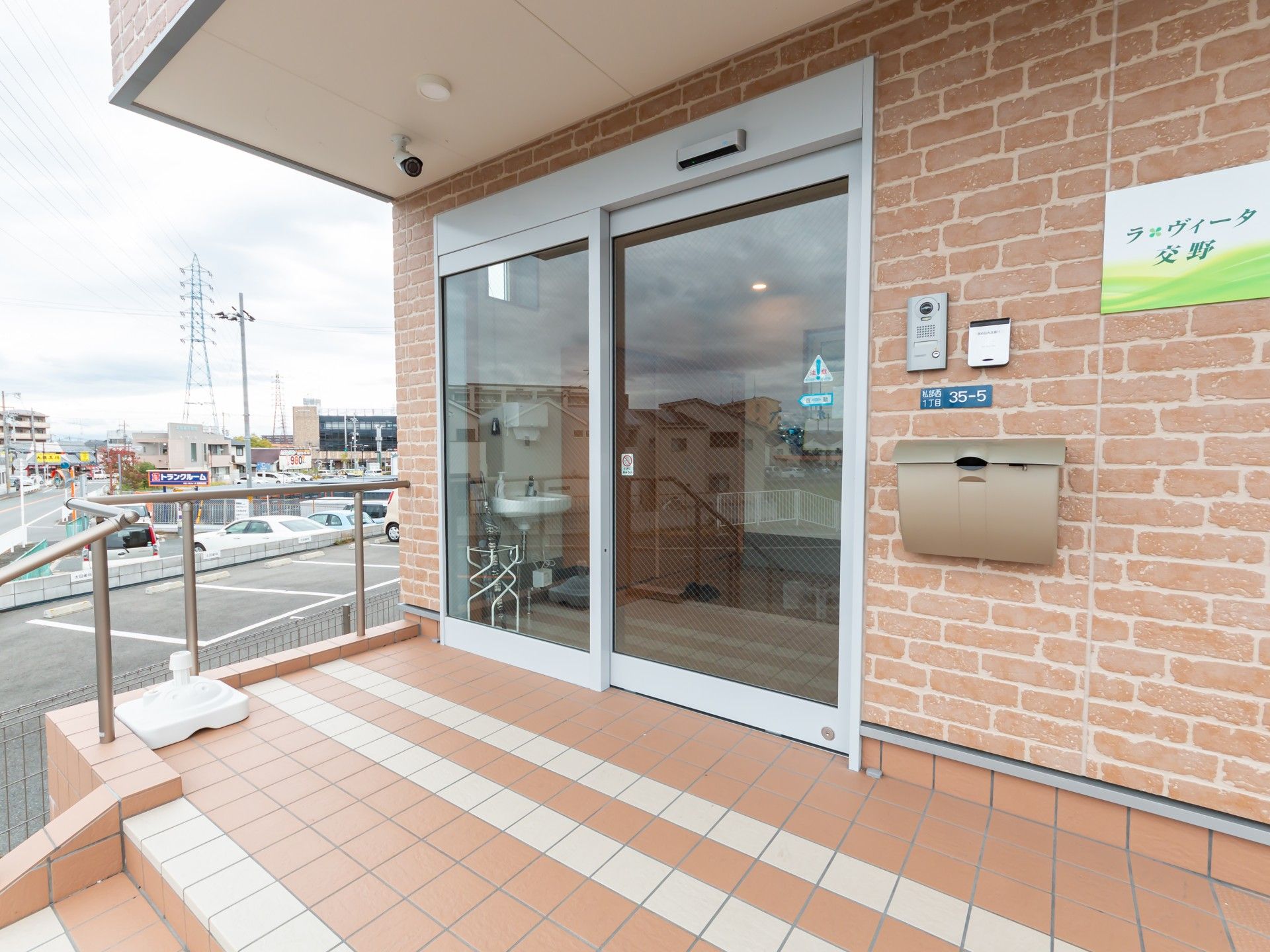 入口のスライドドア施設