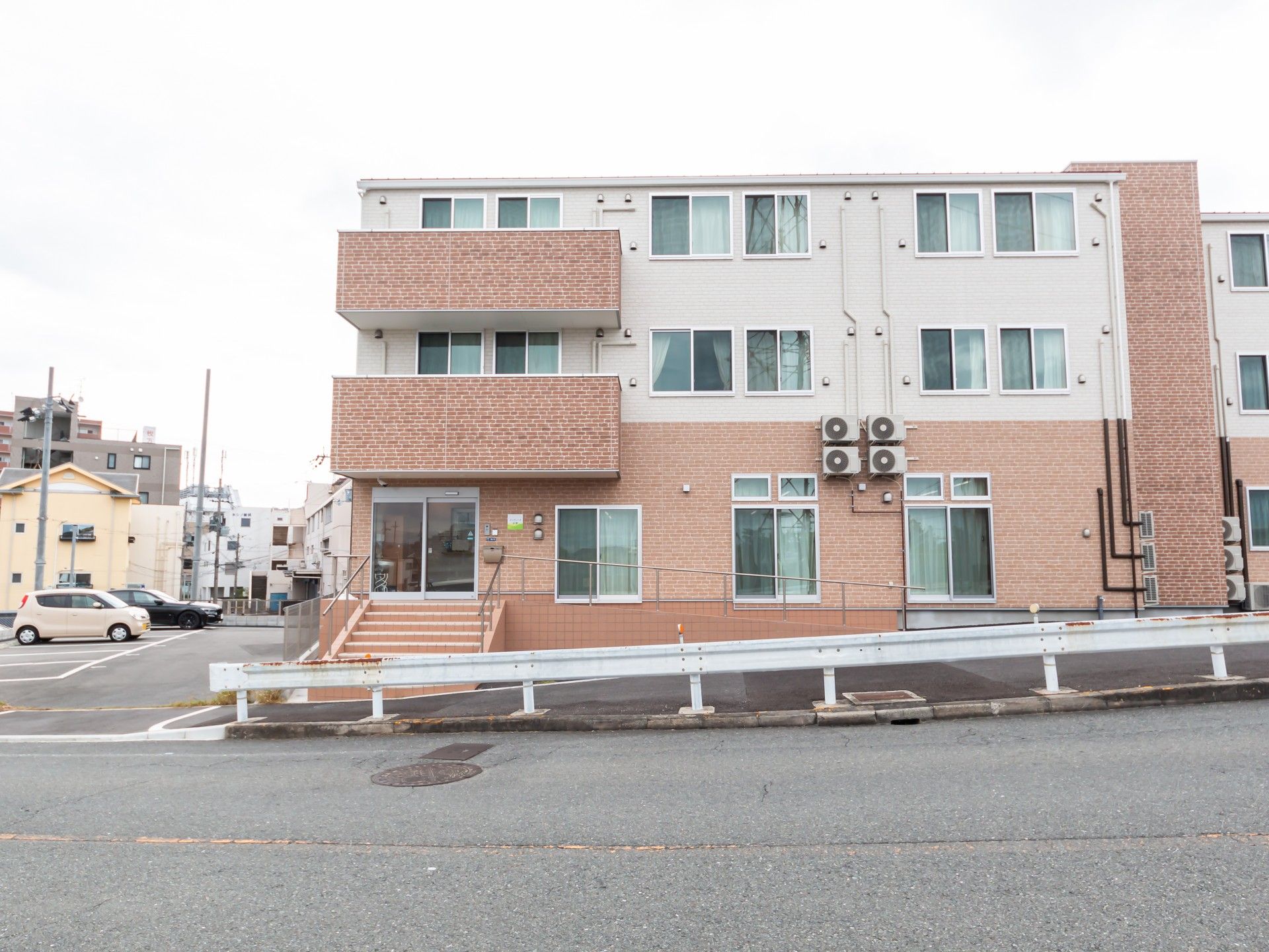 明るい外観の建物