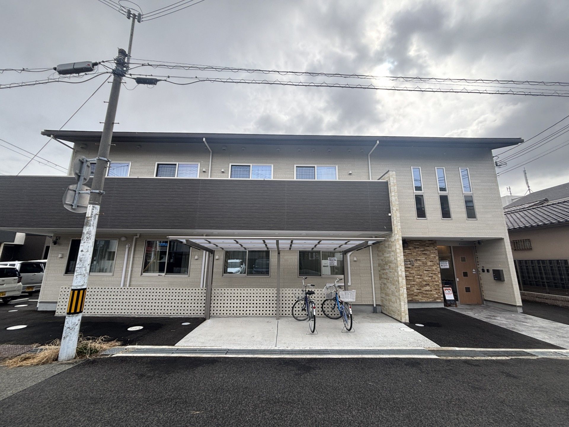 自転車置き場のある建物