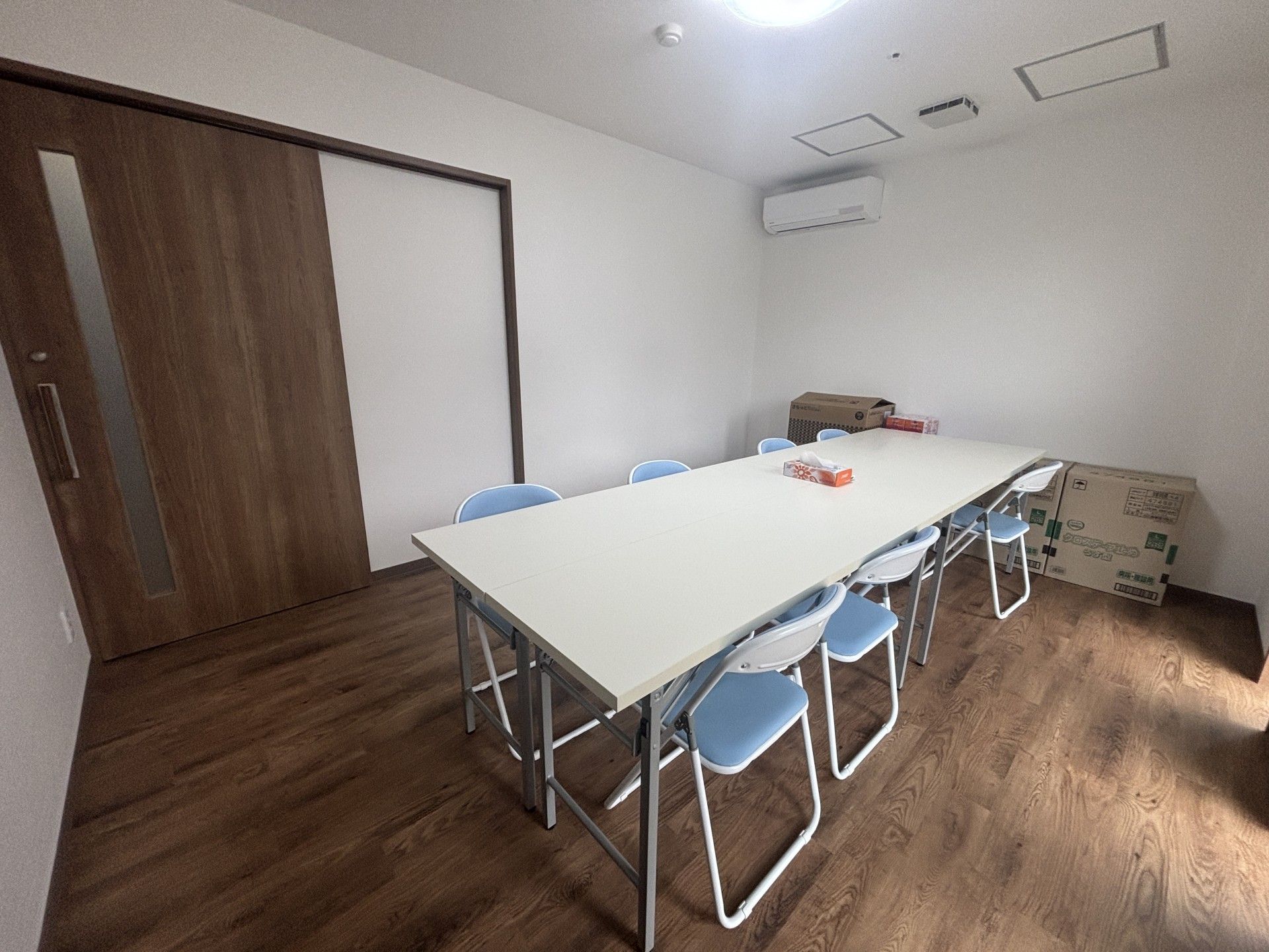 会議用テーブルと椅子の部屋