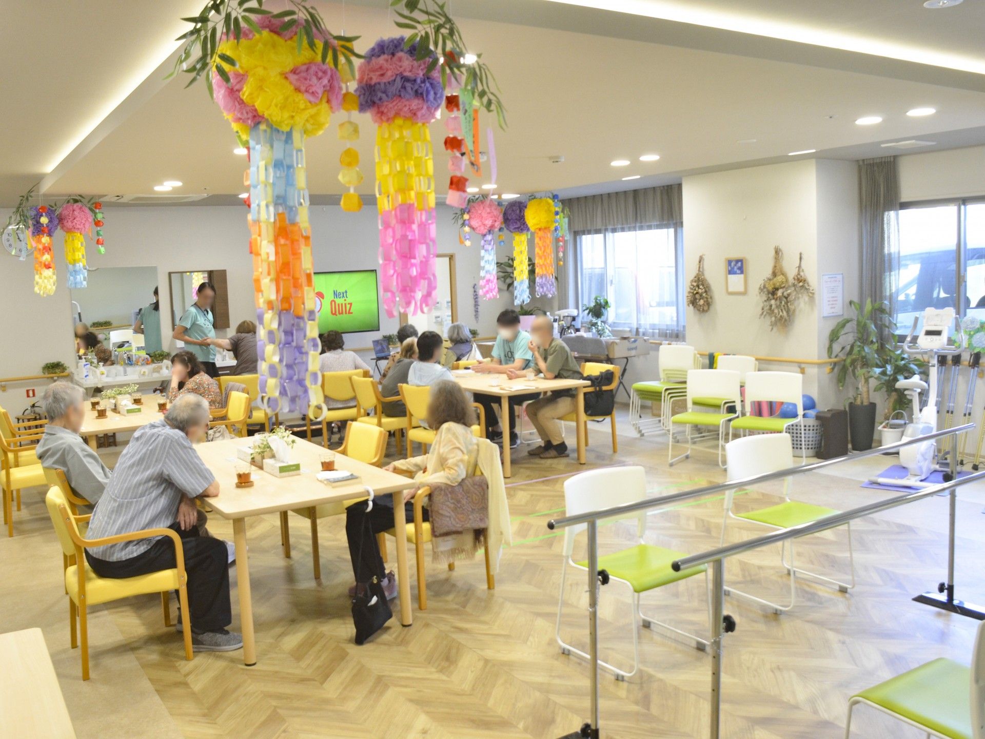 色とりどりの飾りがある部屋