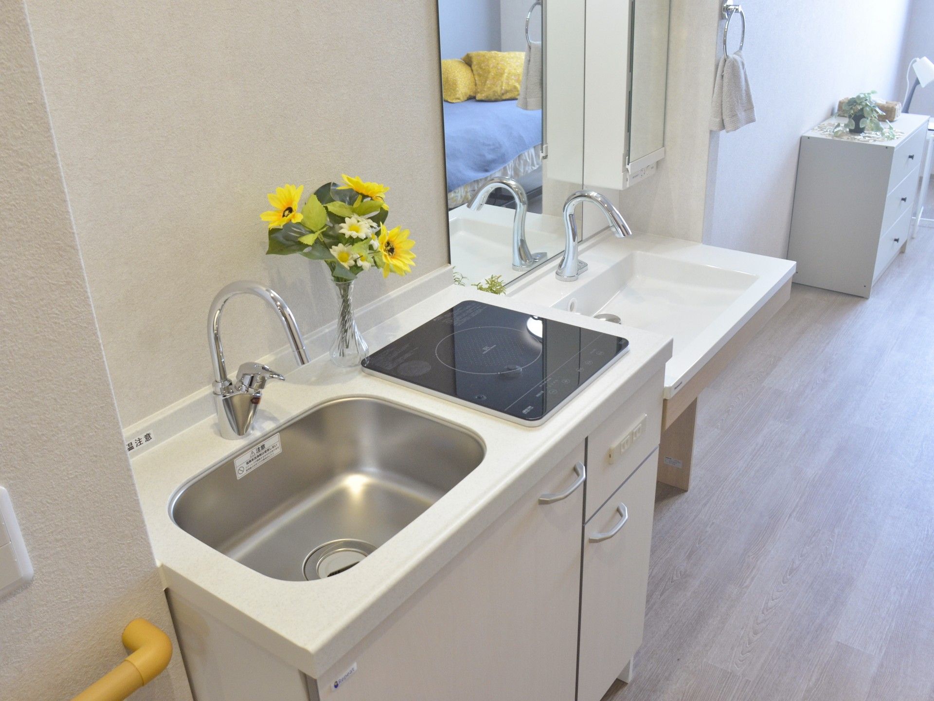 清潔なキッチンと洗面台