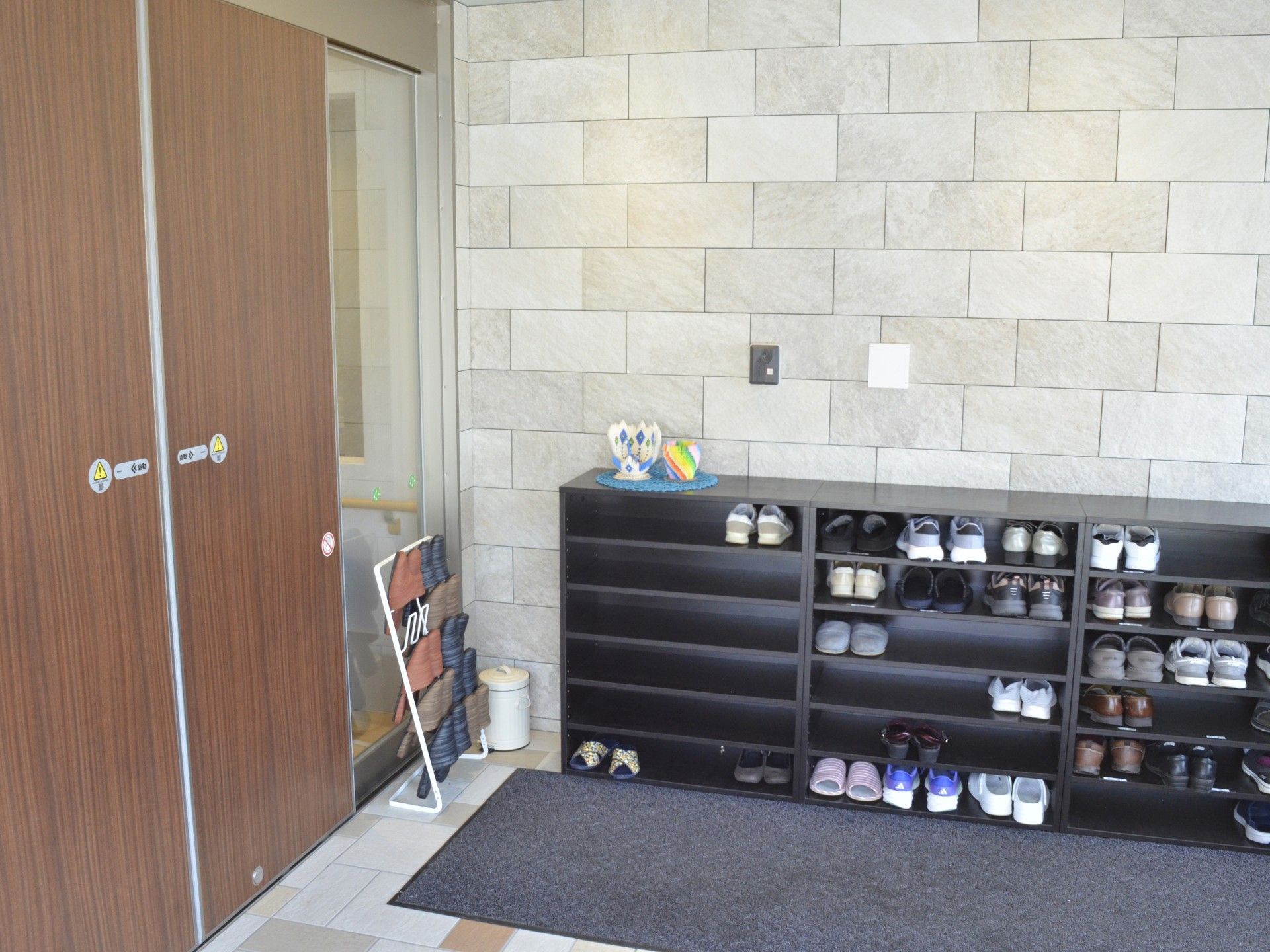 靴棚と出入口の様子