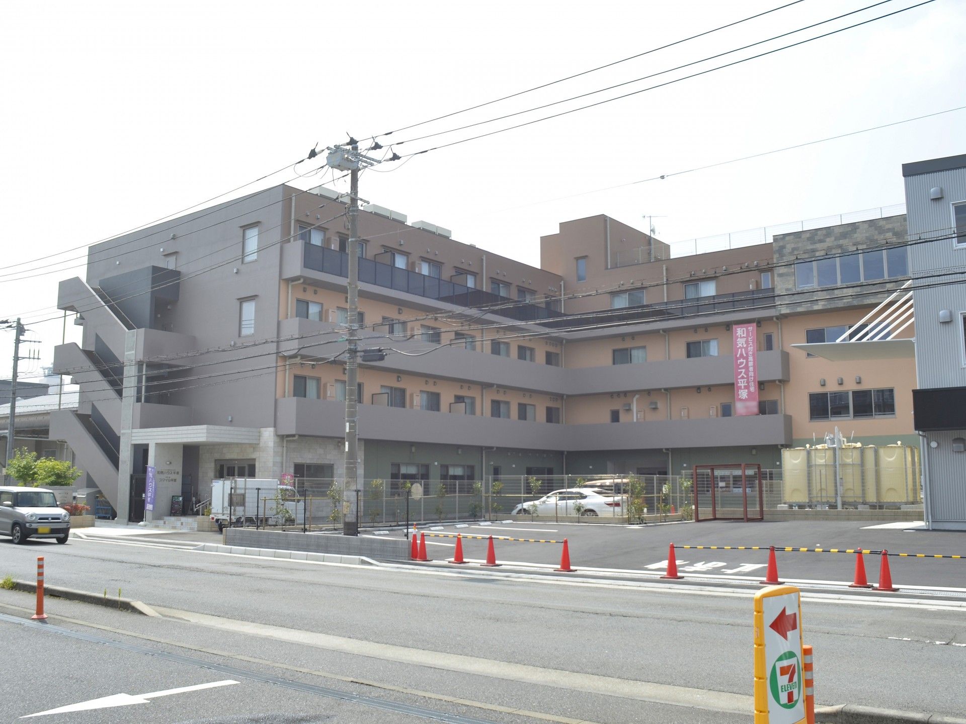 落ち着いた外観の建物