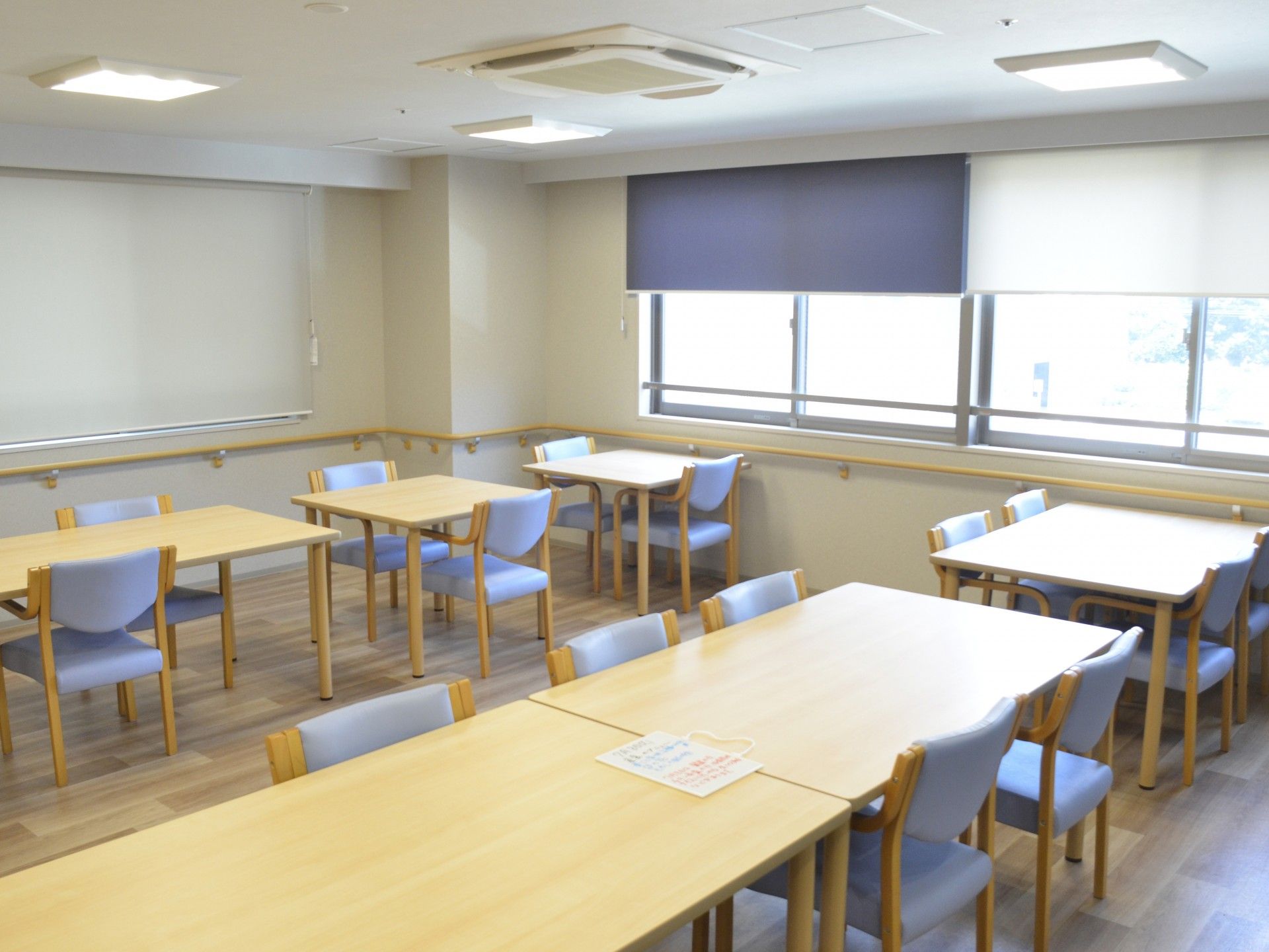 明るい食事スペース