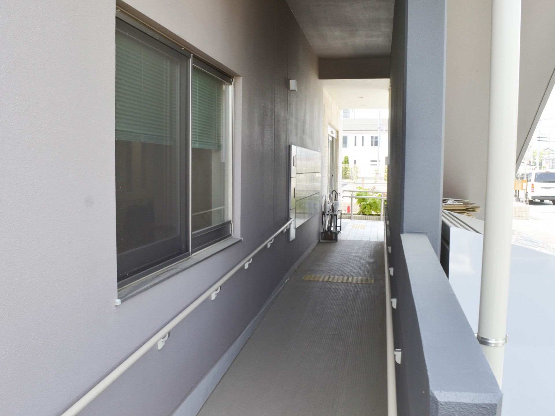 手すり付きの通路