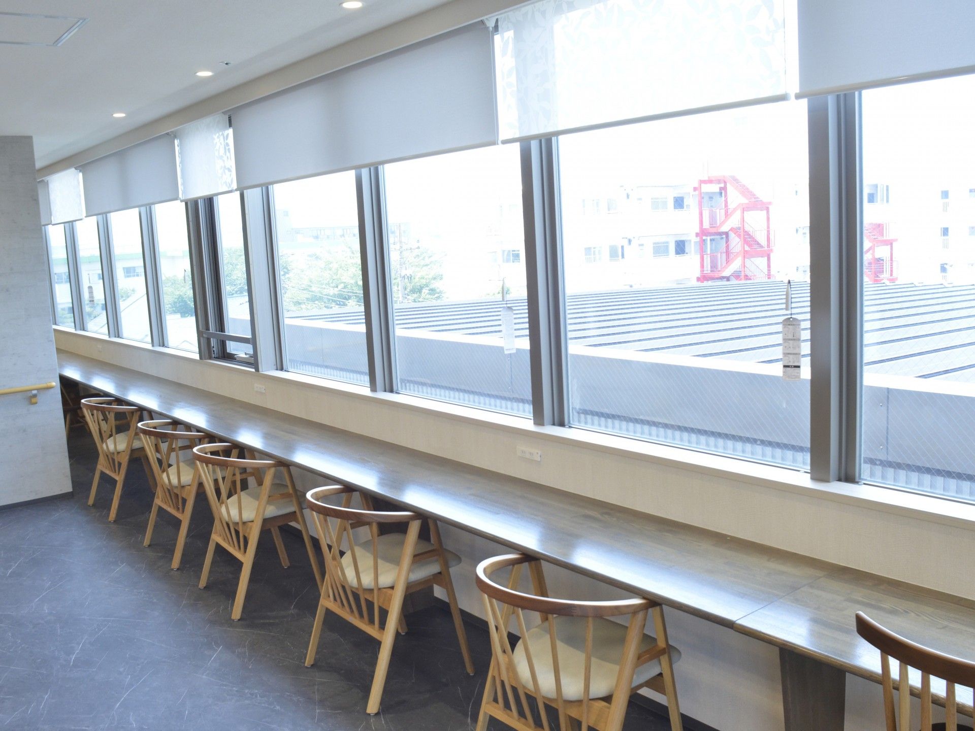 大きな窓のあるカウンター