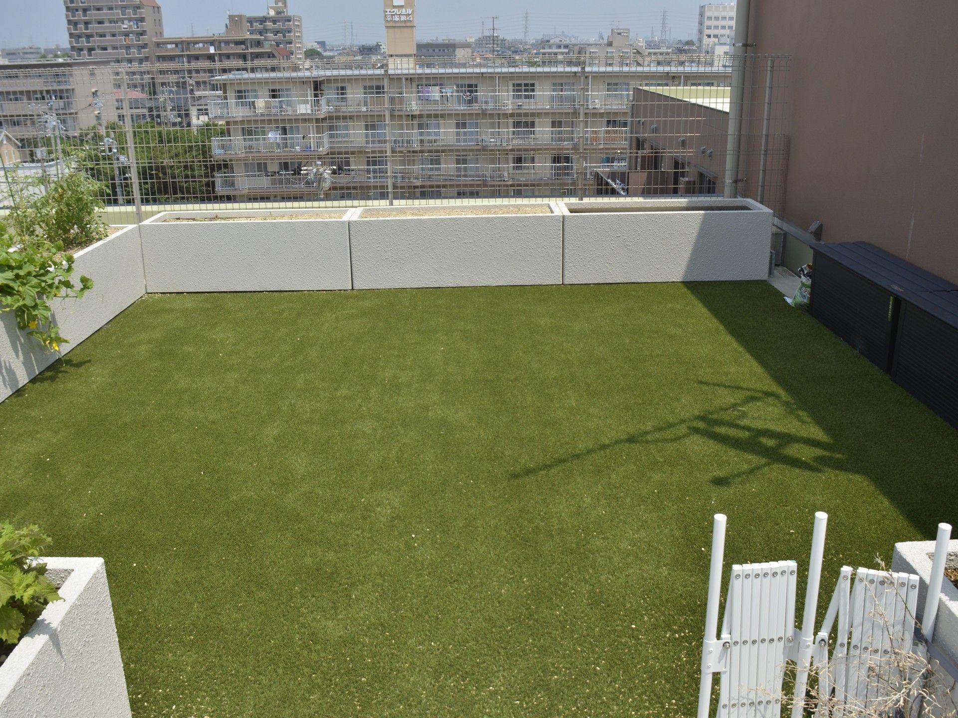 緑の芝生が広がる屋上庭園