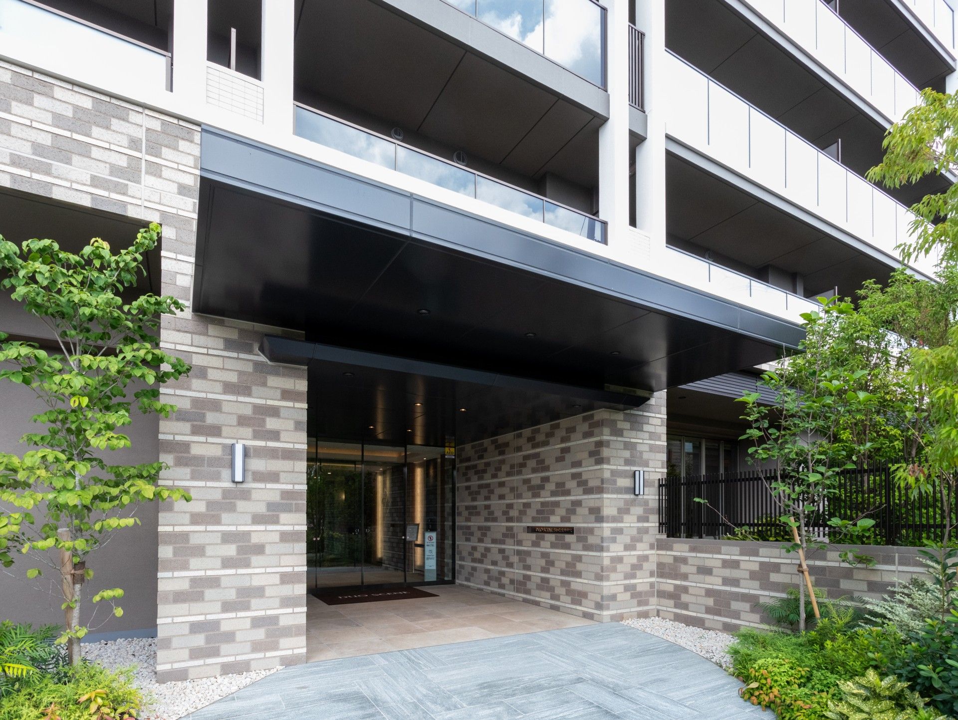 緑に囲まれたエントランス