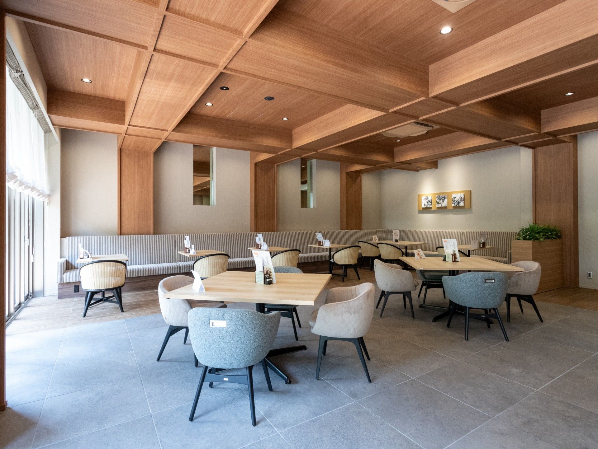 落ち着いた雰囲気の食堂