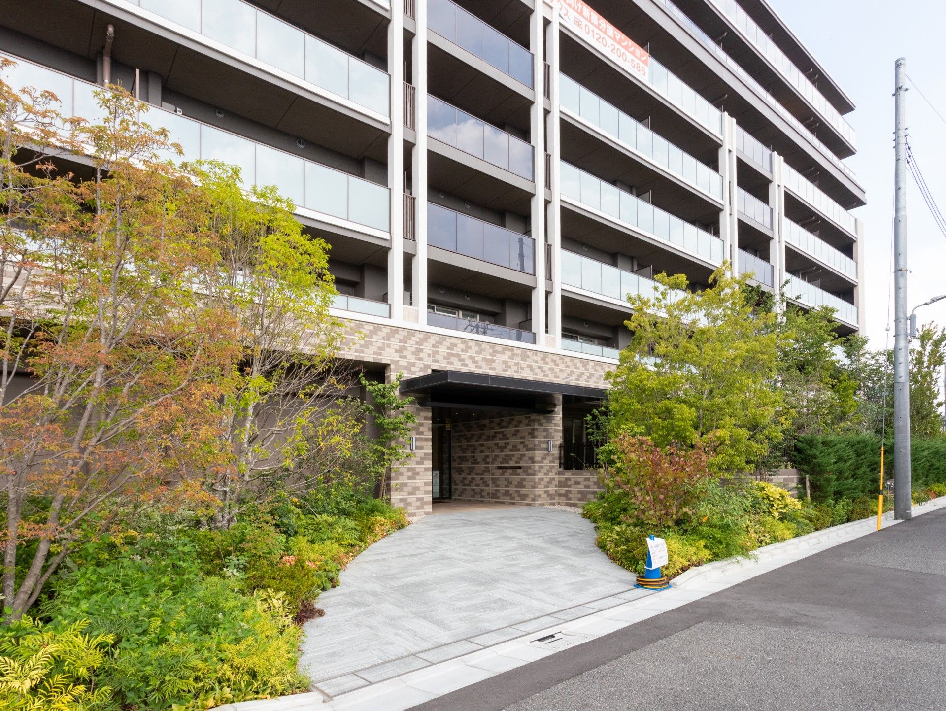 緑豊かな建物の外観