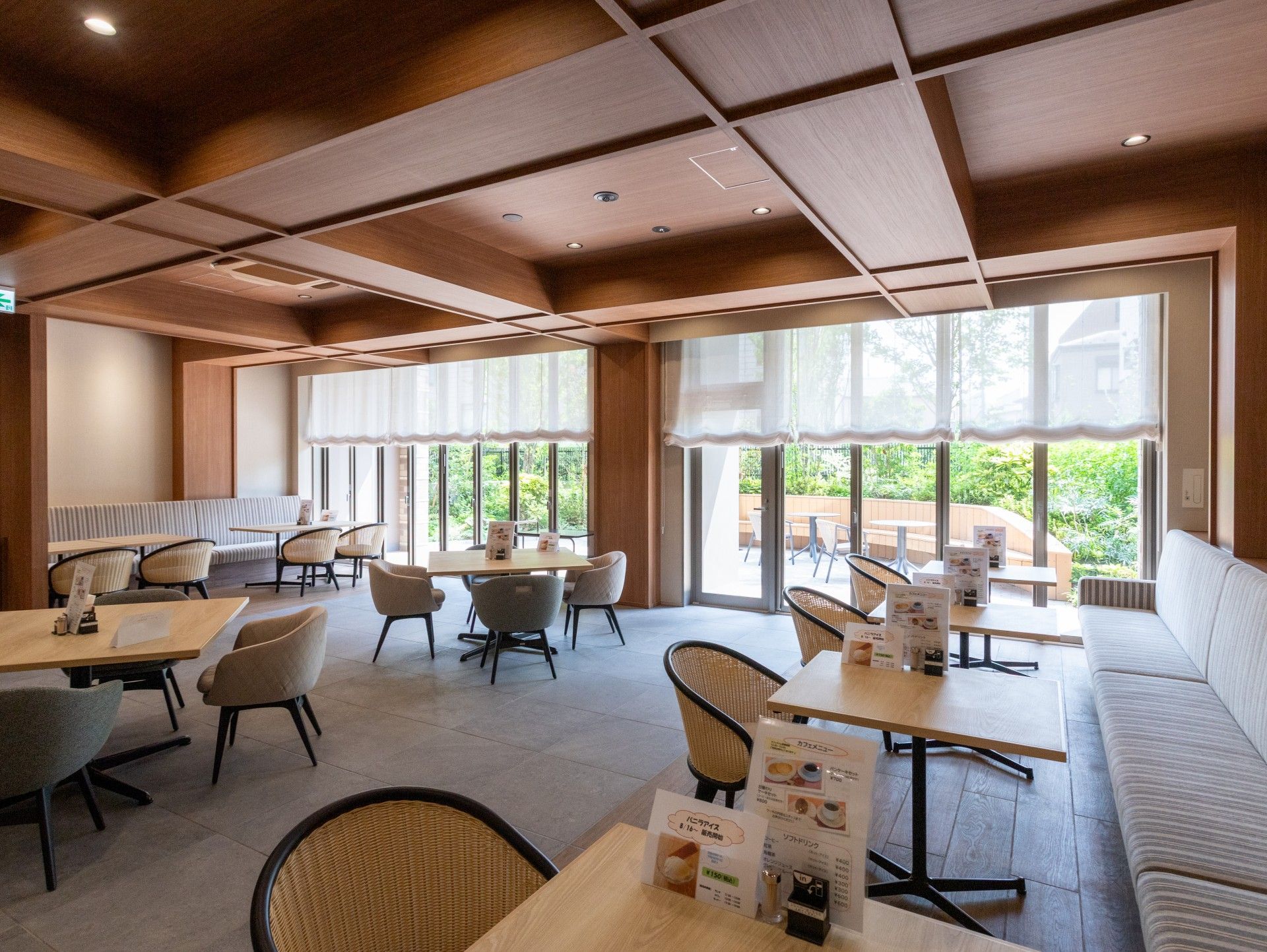 自然光が差し込む食事スペース