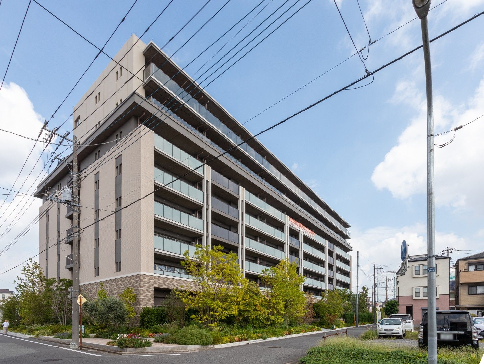 緑に囲まれた建物外観