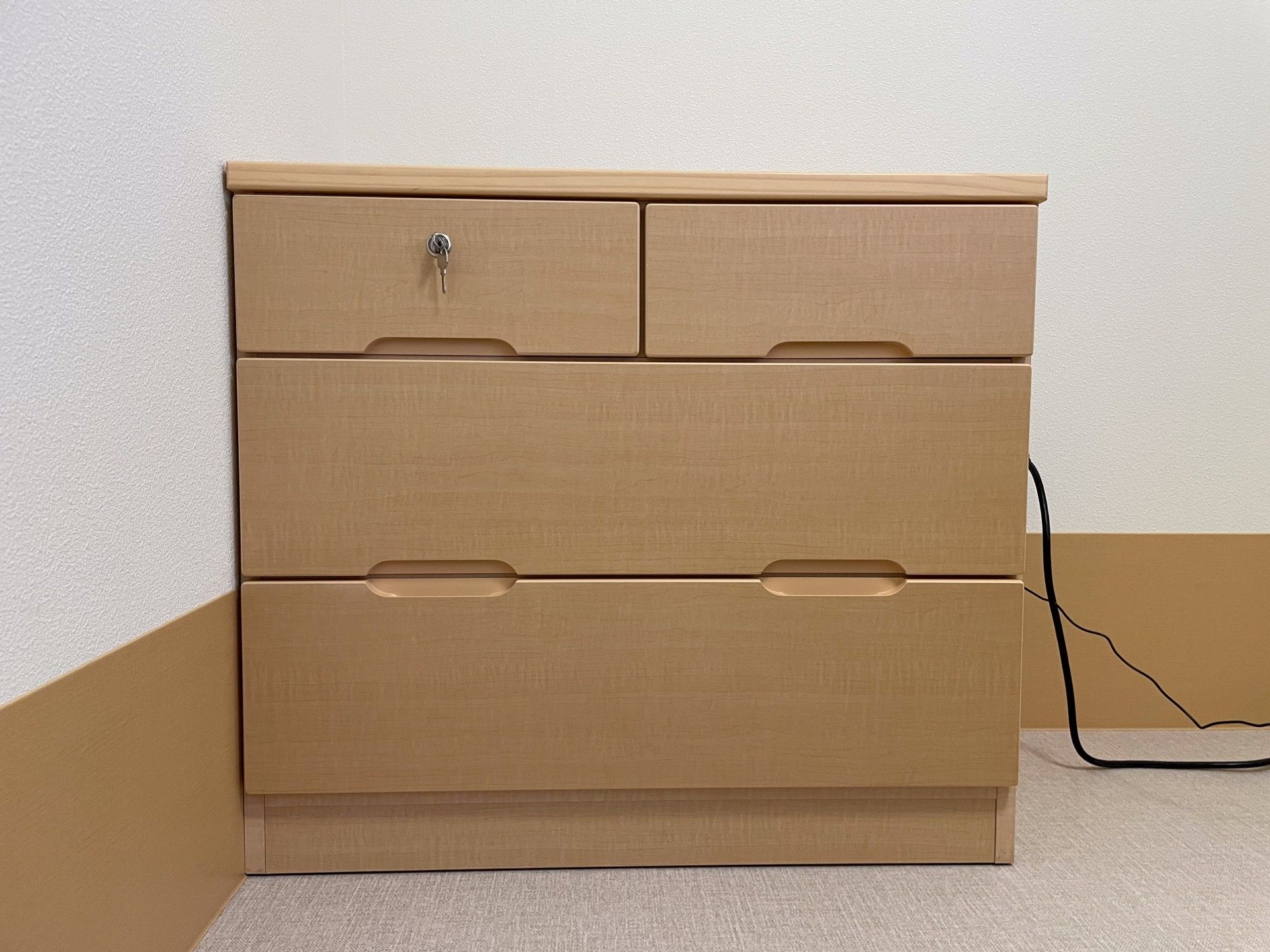 シンプルな木製の収納家具