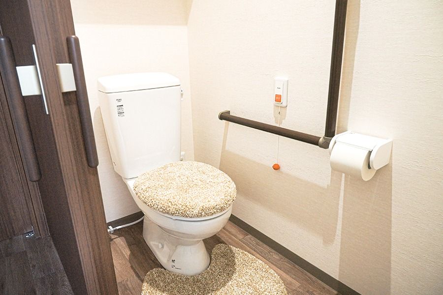 手すり付きのトイレ