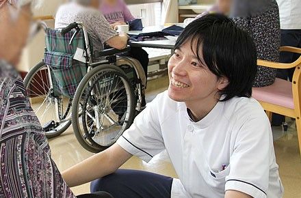 笑顔のスタッフと利用者