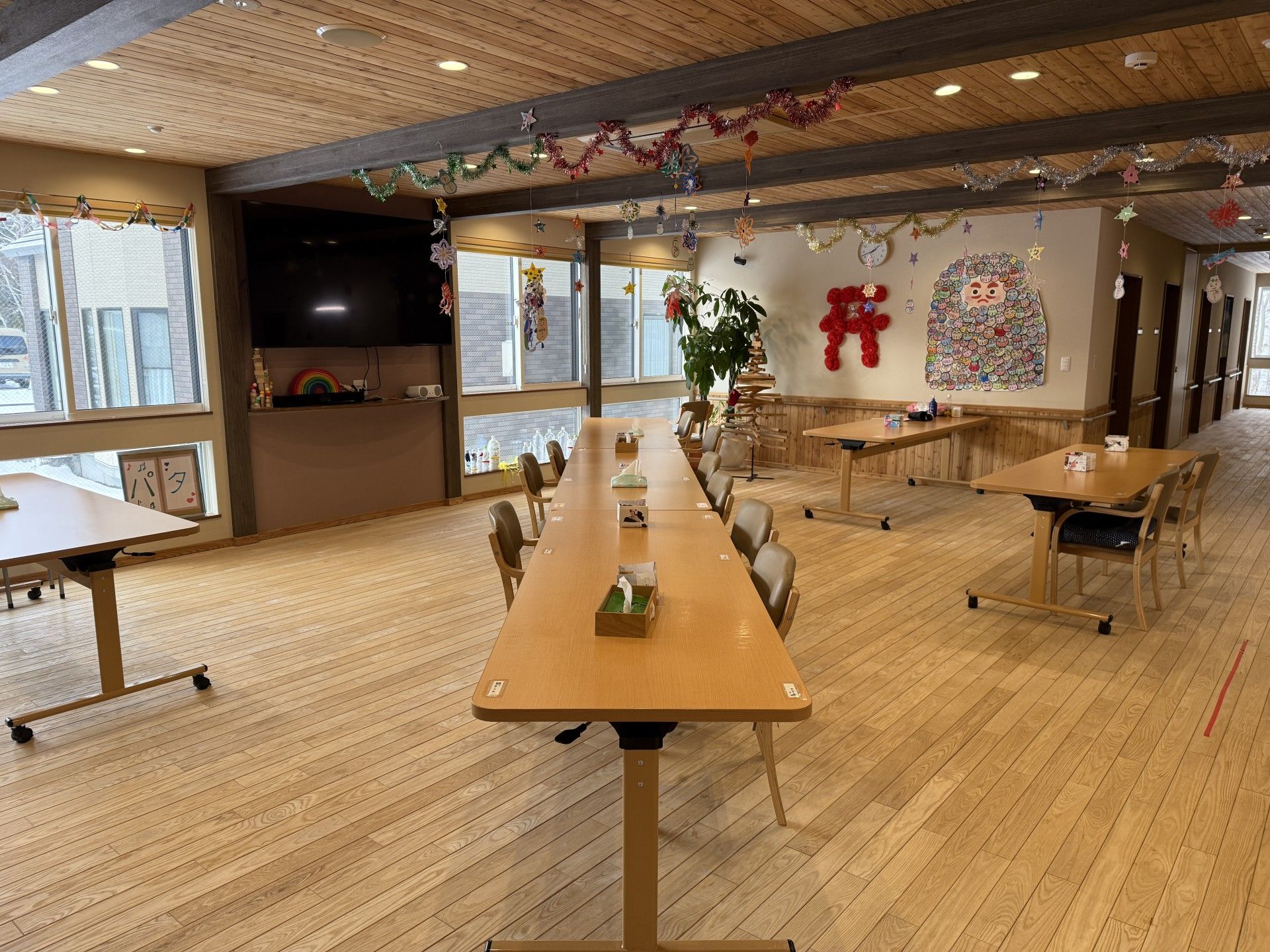 飾り付けがされた広い部屋