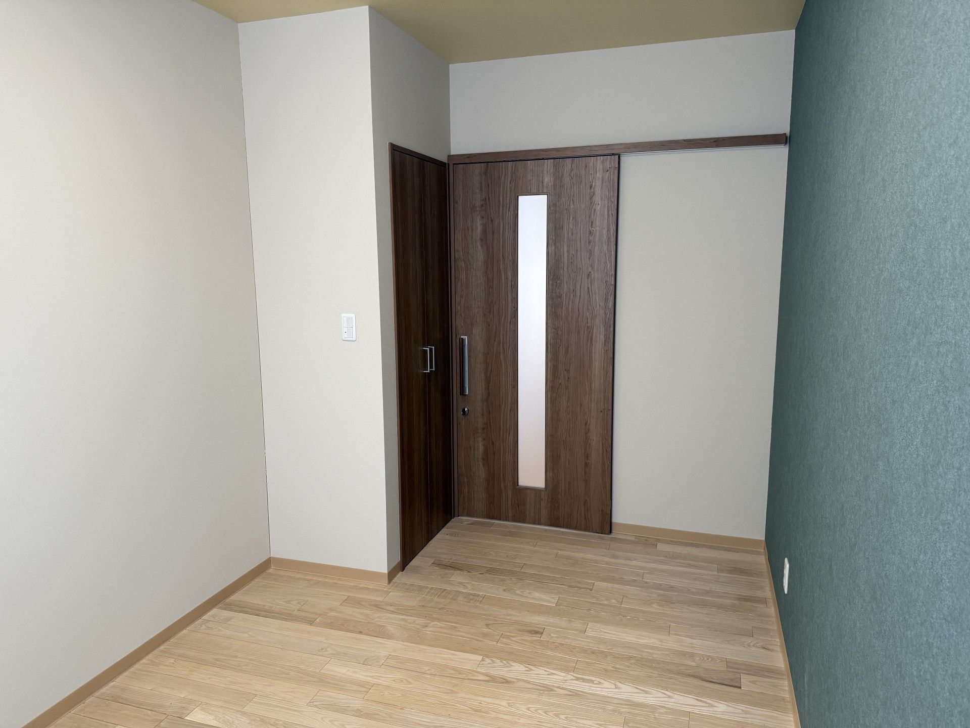 落ち着いた色合いの部屋