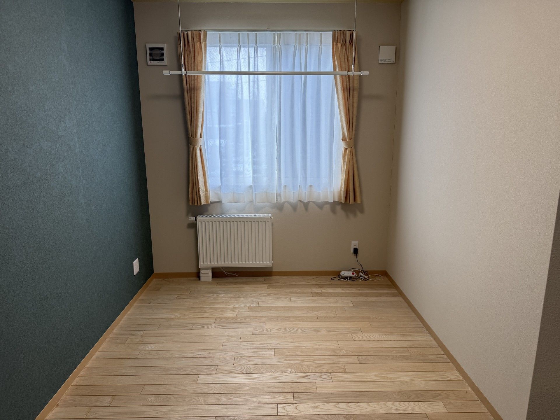 窓際の明るい部屋