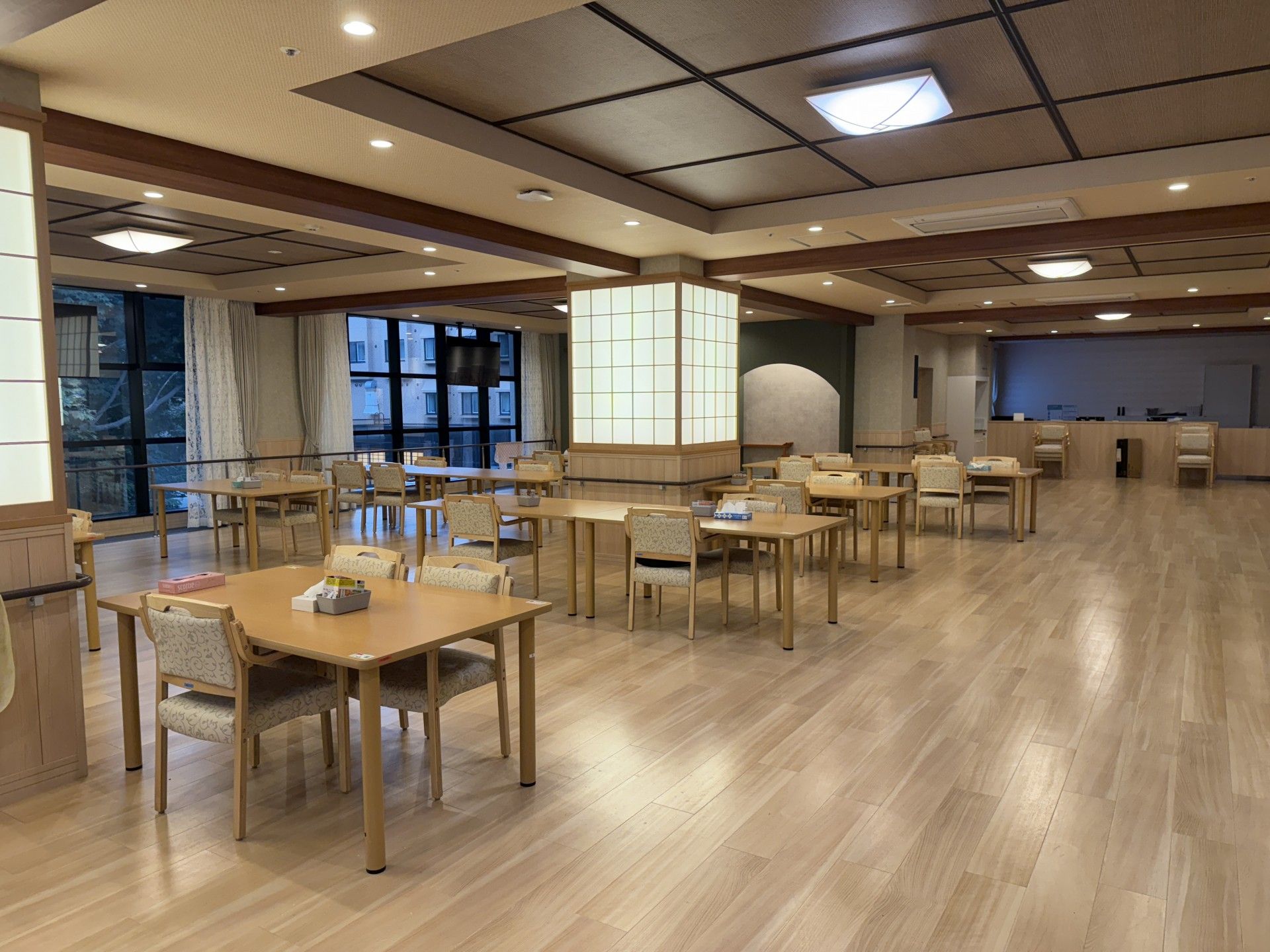 広々とした食事スペース