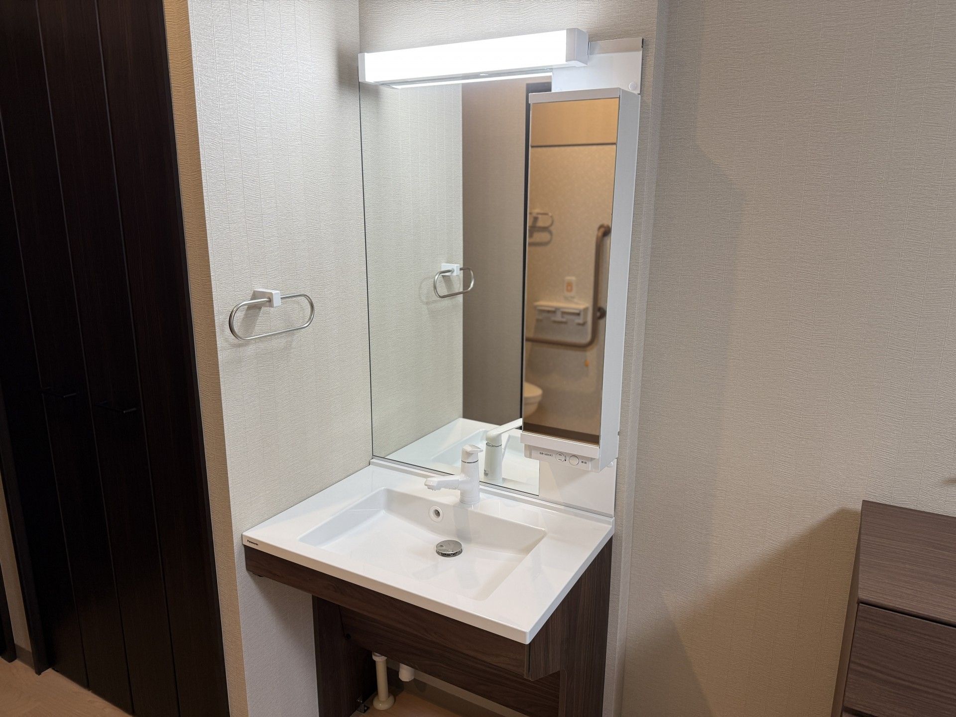 洗面台と鏡のある空間