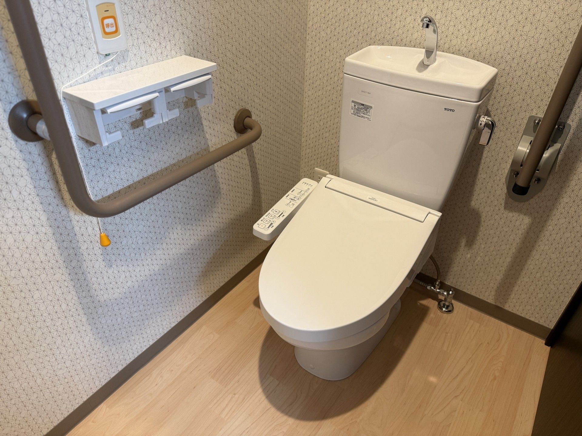 手すり付きのトイレ