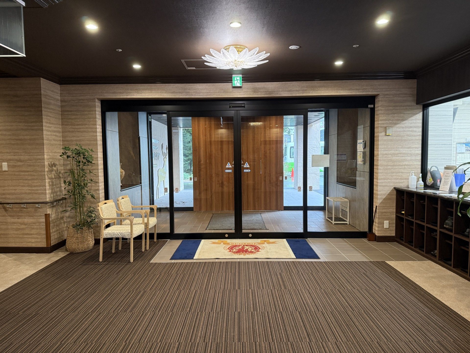 落ち着いた雰囲気のエントランス