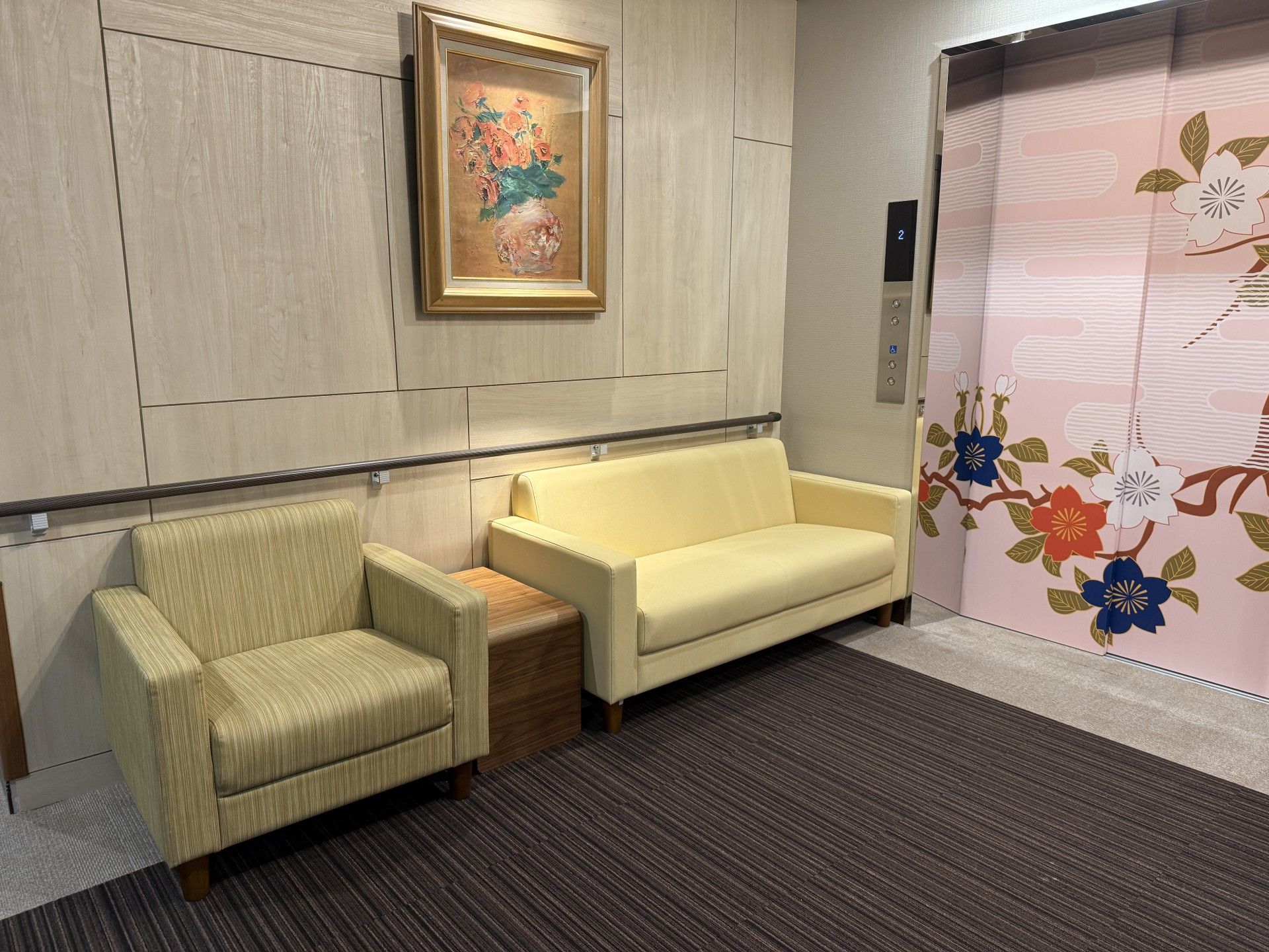 エレベーター前の待合スペース