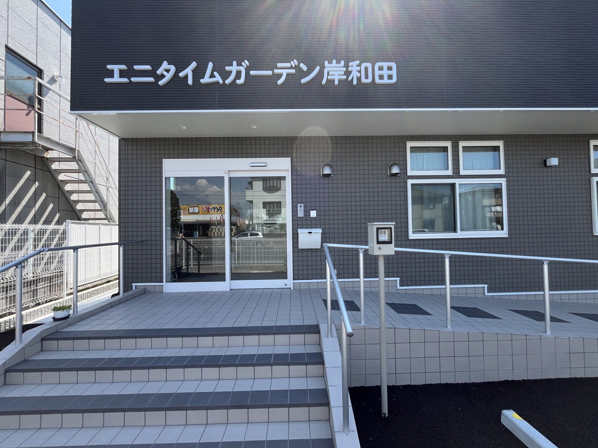 エントランスの明るい施設