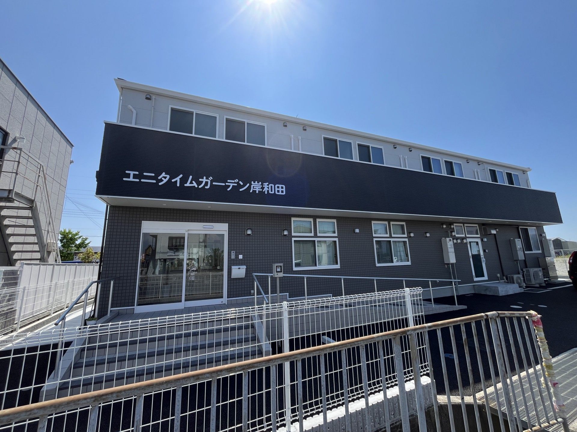 新築そうな建物の正面
