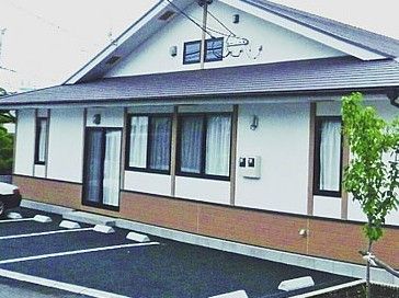 駐車場のある建物外観
