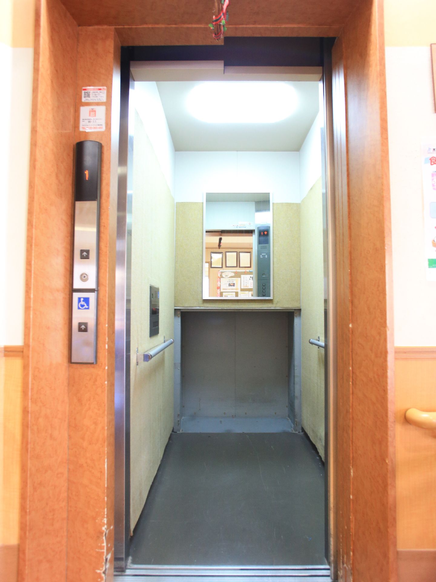 内部の両側には手すりがあり鏡も設置してある。外部の壁には手すりが敷設され左手のスイッチは車椅子用も用意されている。