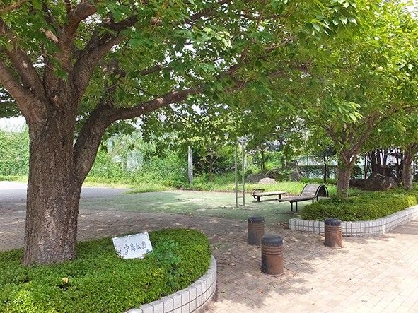散歩やリフレッシュに適した公園が施設周りにいくつもある。緑が多く、季節の移り変わりも感じることができる。