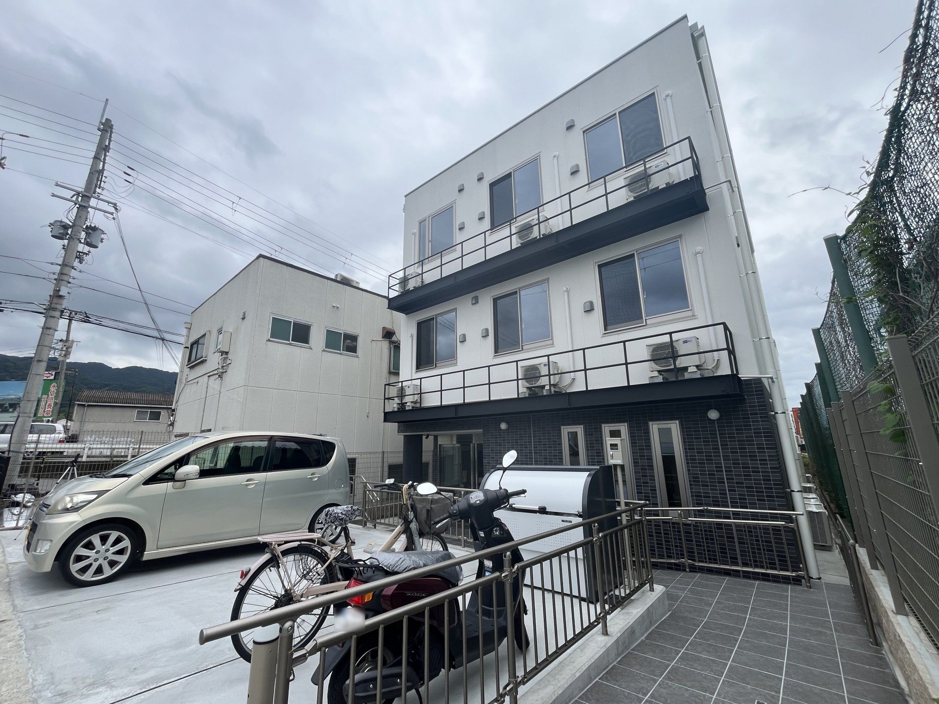 白と黒のモダンな建物