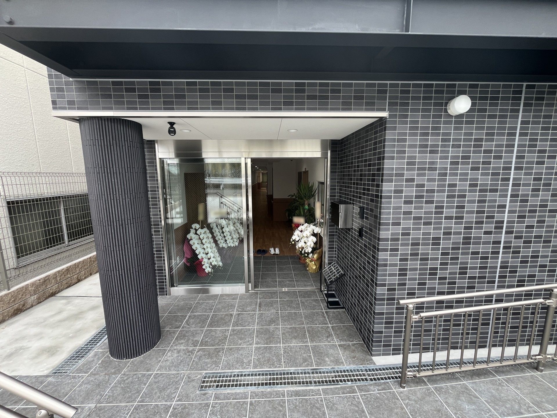 入口の明るいエントランス