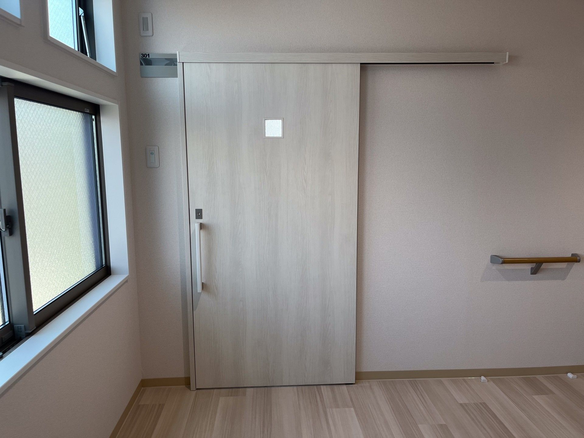 広々とした明るい部屋の入口