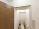 清潔なトイレとキッチンのある廊下