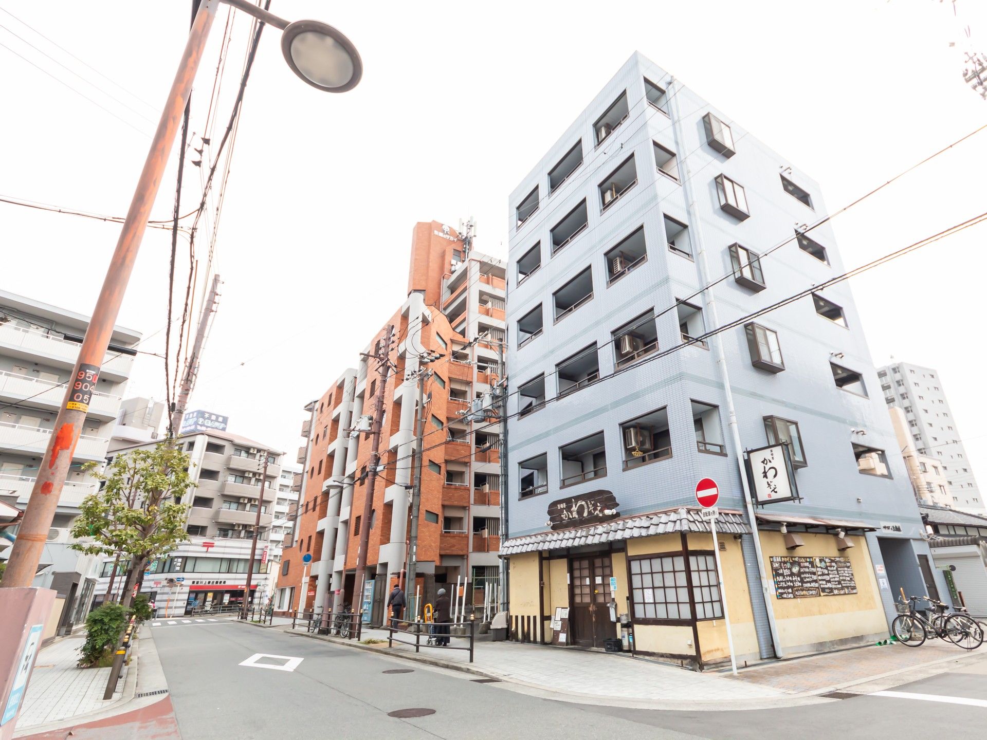 明るく清潔な外観