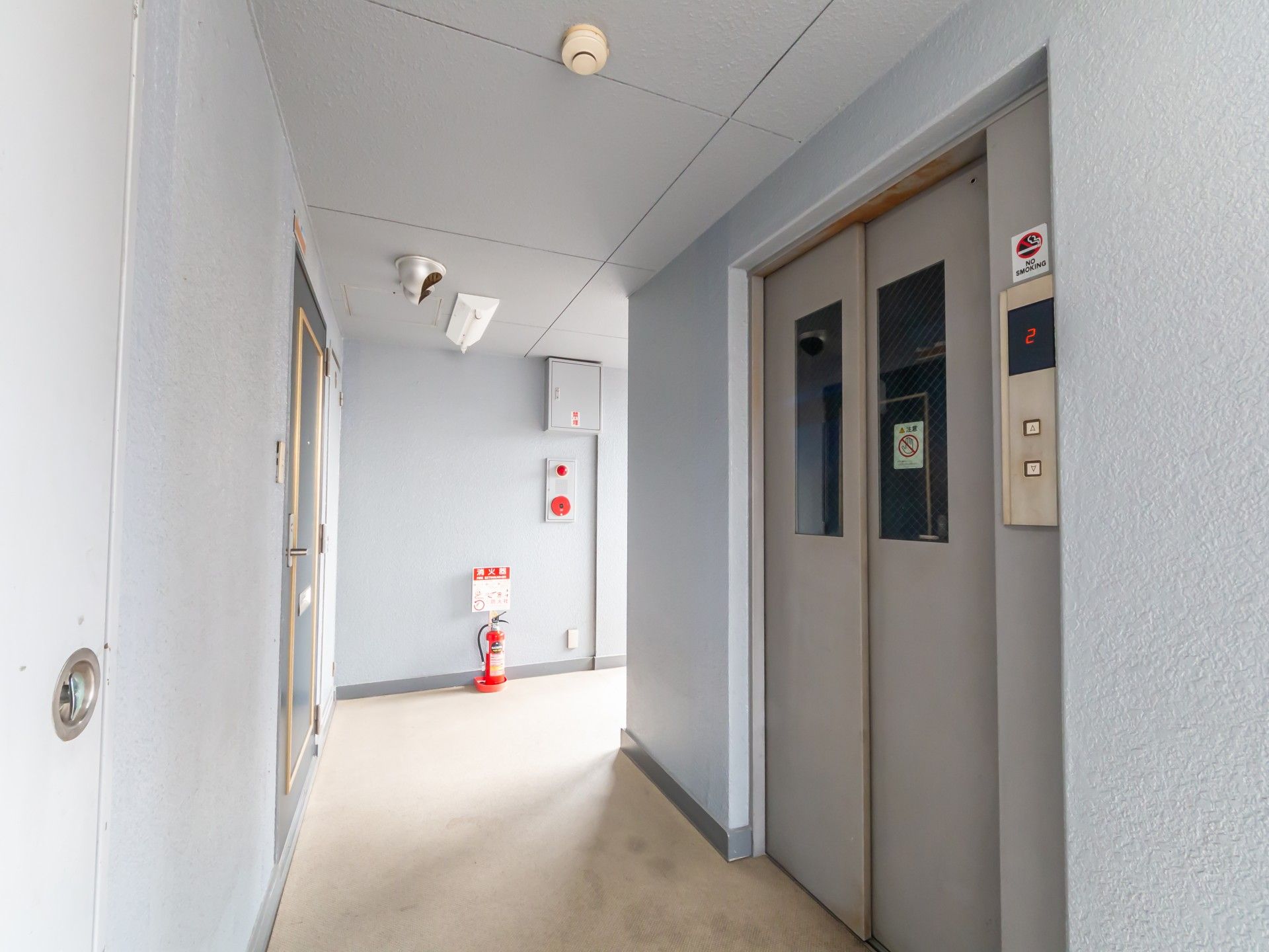 安全なエレベーターの廊下