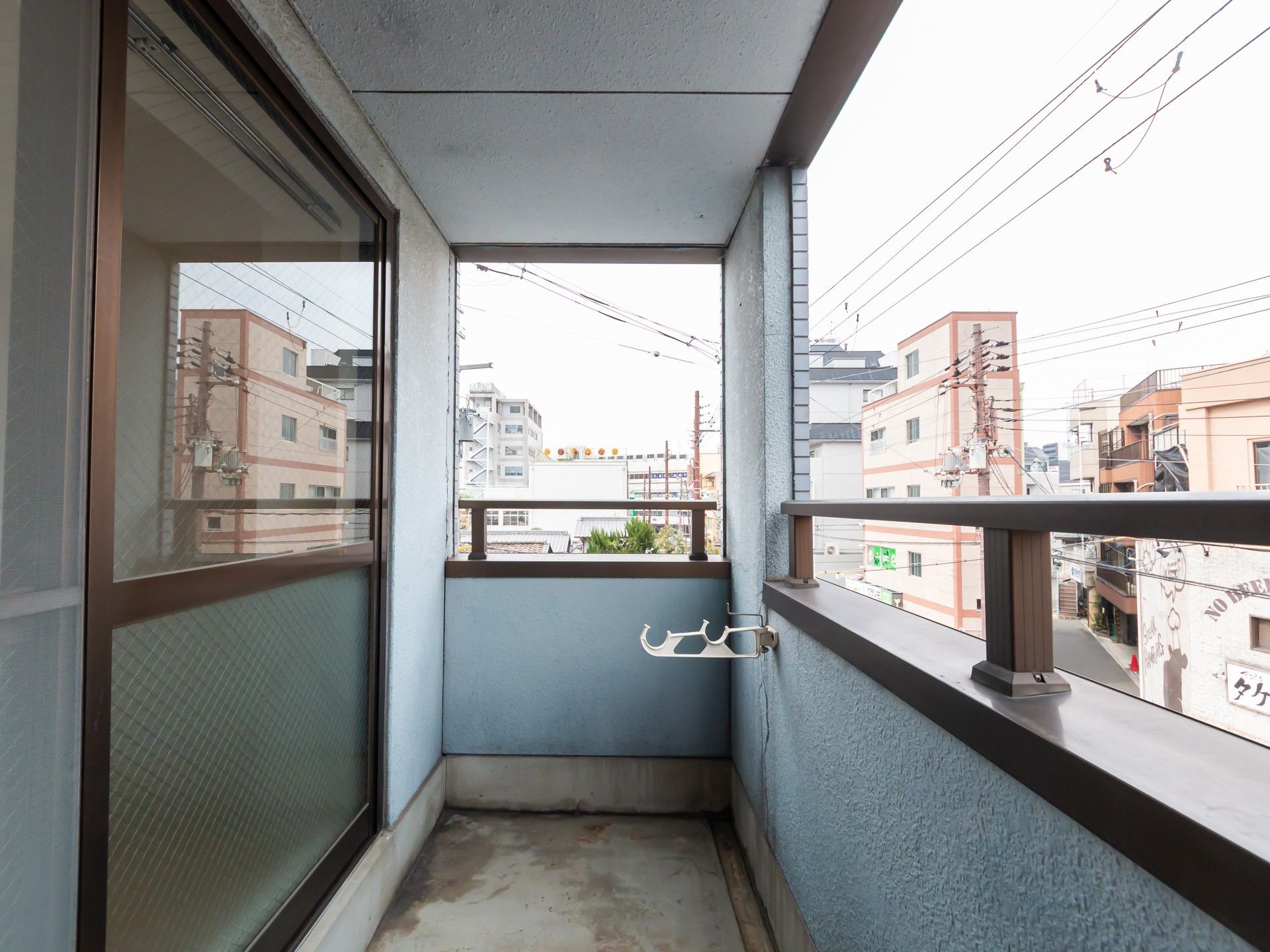 外の景色が見えるバルコニー