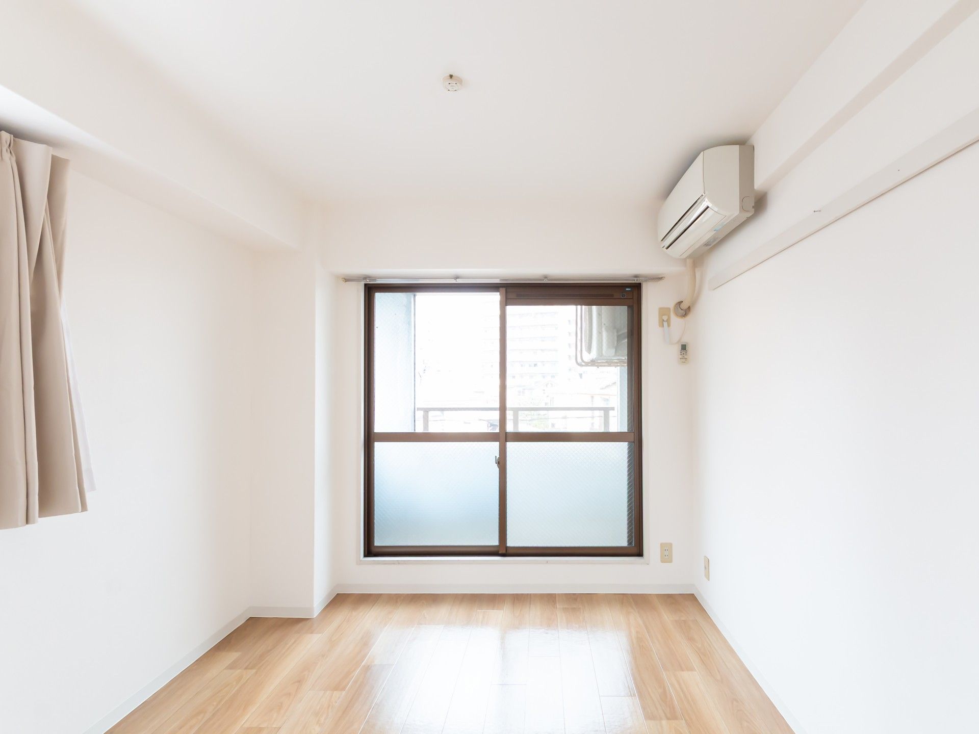 窓際の明るい部屋
