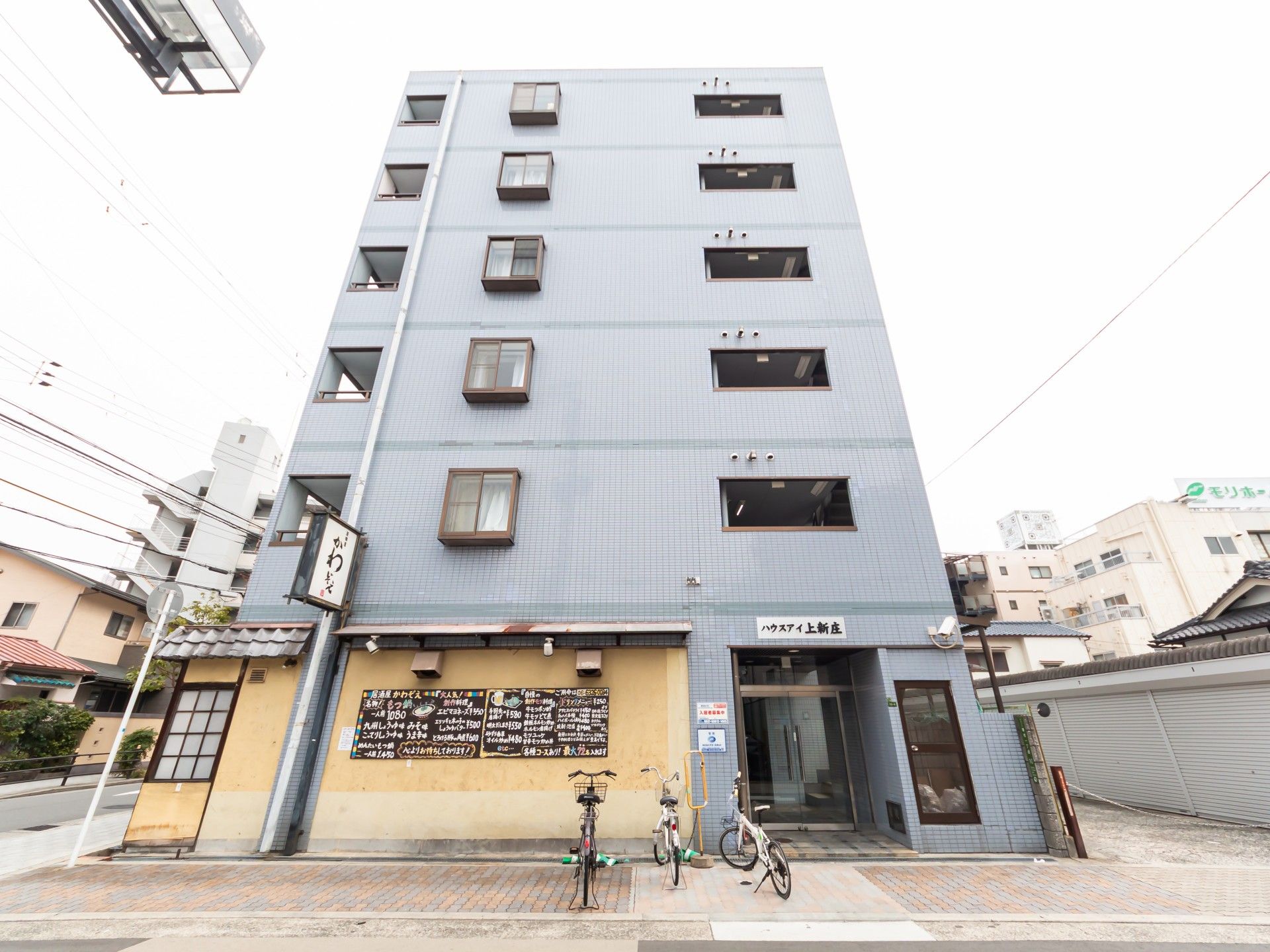 青い外壁の建物